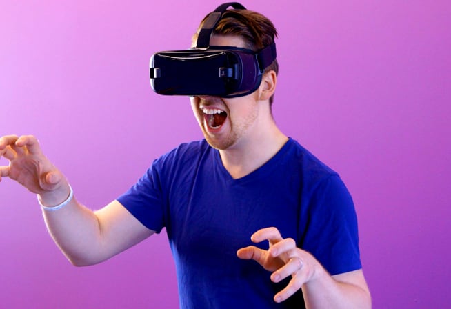 man wearing a 3d gadget